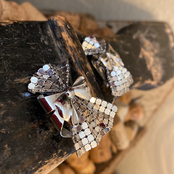 Vintage Metal mesh Flip back earrings - Picture 4 of 4